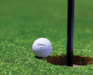 bola de golf hoyo