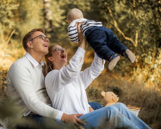 Familie spielt mit ihrem Baby