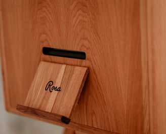 Photobooth Rosa, avec le logo gravé sur la trappe photos