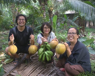 Take a walk through the coconut garden, then head to a lively wet market nearby.