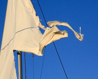 Gescheurd zeil bij Sisu Repair