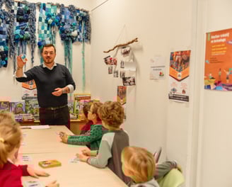 Animation ludique avec des enfants guidés par un animateur autour de jeux