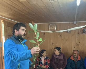 Juan mostrando una planta y enseñando cómo realizar un trasplante en EcoRumbo.