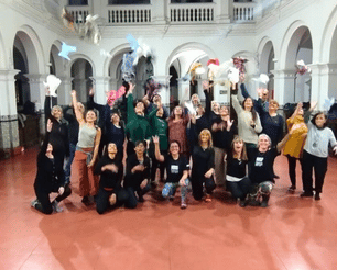 Estudiantes de Noelia sonriendo y lanzando pañuelos al aire al finalizar la clase