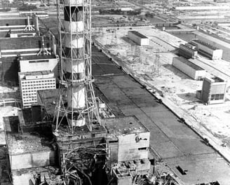 1986'da Ukrayna'daki sahada faaliyet gösteren dört üniteden biri olan, yıkılmış Çernobil reaktörü