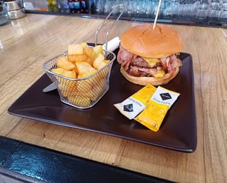 Hamburguesa con dos carnes, bacón frito, doble de queso