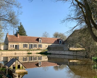 longère de 1800 et son reflet dans l'étang avec chambre à louer à Cherré, La Ferté Bernard, Sarthe