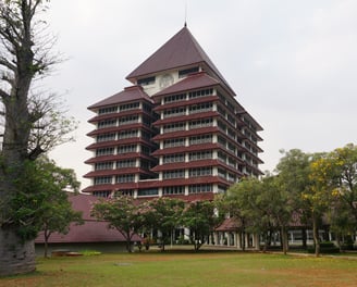 a tall building with a clock tower in the middle of it