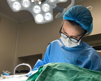 dentista fazendo canal em bloco cirúrgico