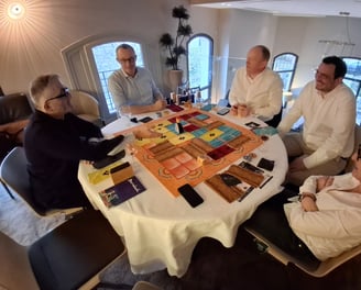 Groupe d’adultes partageant un moment convivial autour d’un jeu d’ambiance lors d’un team-building