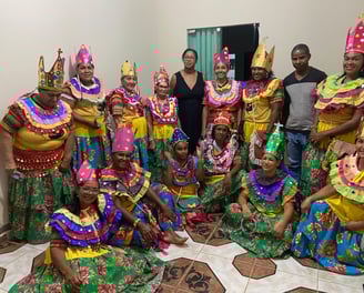 Grupo das Ciganinhas com trajes coloridos e coroas, símbolo da cultura e tradição quilombola