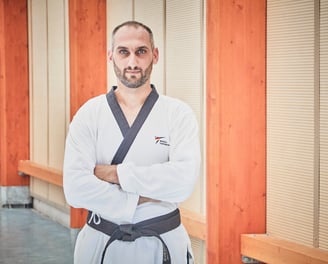 stephane verrando praticien en hypnose et entraineur de Taekwondo en tenue de taekwondo