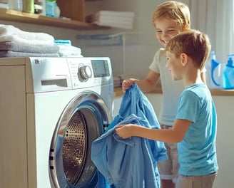 twee kinderen doen de was in de wasmachine