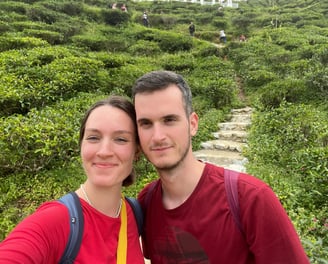 Marzia e Tommaso in una piantagione di tè nelle Cameron Highlands in Malesia