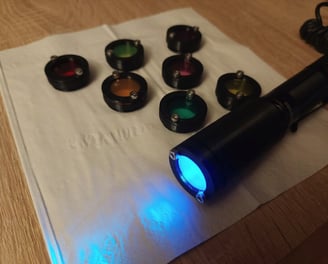 Taschenlampe mit auswechselbaren bunten Aufsätzen