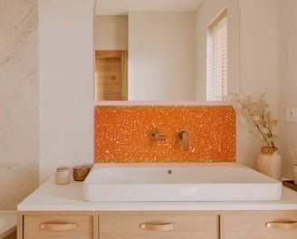 crédence salle de bain en Jesmonite effet terrazzo