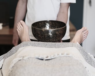 Thomas Busson propose un bain de bol tibétain pour s'ancrer dans son cabinet à Bouguenais 