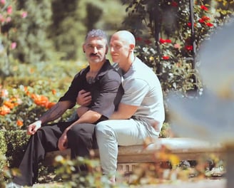 Sesión fotográfica de una pareja gay con abrazo cariñoso y sonrisas, fotografía inclusiva por Tania Dina