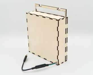 Holzkasten seitlich von hinten, mit einem Kabel, Rahmen steht hoch