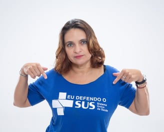 Anna Karina usa camisa azul com simbolo do SUS e frase Eu defendo o SUS
