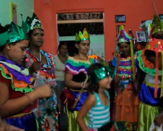 Crianças e mulheres com coroas e roupas coloridas participam de celebração do Reizado em São Tomé