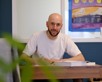 Thomas Busson dans son cabinet de réflexologie plantaire à Bouguenais près de Nantes