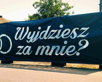wyjdziesz za mnie? wyjątkowe zaręczyny nietypowy pomysł pirotechnika baner