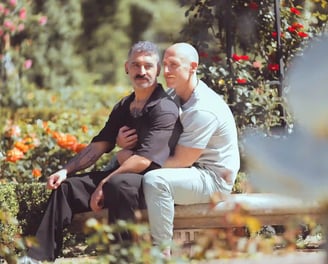 Sesión fotográfica de una pareja gay con abrazo cariñoso y sonrisas, fotografía inclusiva por Tania Dina