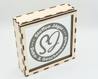 Holzkasten mit einem Spiegel, auf dem Spiegel ist das Logo dieser Webseite vorhanden