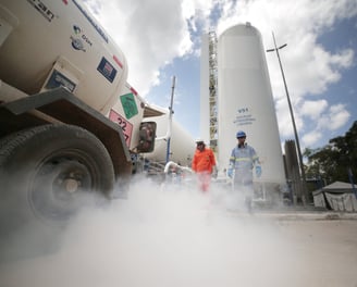 Instalação de tanques com os operadores da carreta e do centro de enchimento.