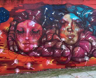 Obra em um muro, da artista PANMELA CASTRO.