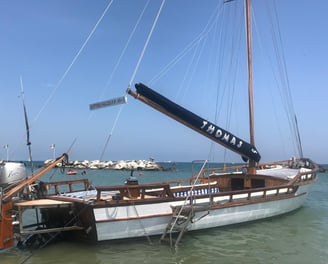 Barca ormeggiata spiaggia 68 cattolica, Cutter,  barca da trasporto