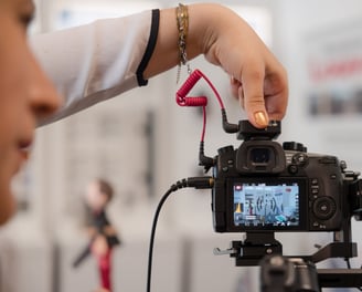 Matériel en tournage de vidéo d'entreprise avec la vidéaste léa olivier