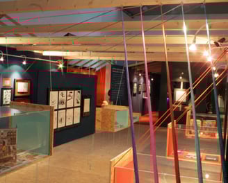 Die Spannung der Seile hält alle Ausstellungselemente von einer sichtbaren „Gravitationskraft".