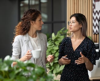 twee vrouwen aan het praten