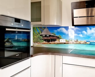 Designer Küche mit hoch gestellten Backoffen & Sicherheitsglas Panoramabild am Kochfeld