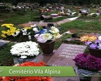 imagem mostra coroa de flores da velar em sao paulo no cemitério são pedro vila alpina
