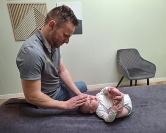 een man geeft een behandeling aan de schedel van een baby