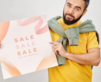 Pembe Kağıt Tutan Sarı Polo Gömlekli Adam