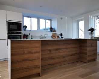 Cuisine blanche et bois chêne. Four vapeur, plaque avec hotte intégrée. cuve inox et robinetterie.