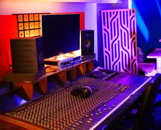 Studio de podcast professionnel - table de mixage pour la post-production