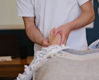 Thomas Busson pratique la réflexologie plantaire sur son client pour un soulagement immédiat
