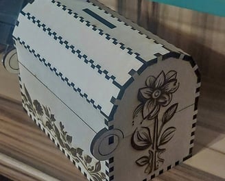 Eine Holzkiste mit Blumenmuster