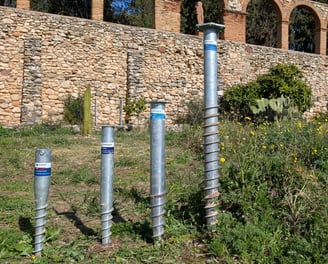tornillos de cimentación, ground screws, cimentación en seco