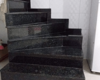 Escada de granito preto, produto da AVR Marmores e granitos