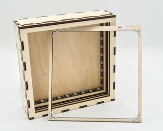 Holzkasten, Rahmen ist ausgebaut, im Holzkasten sind LED verbaut