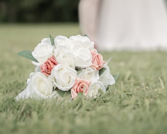 Et le bouquet des mariés est posé dans l'herbe
