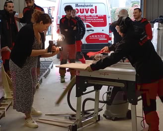 Equipe de l'entreprise louvel en tournage sur site avec videaste léa olivier