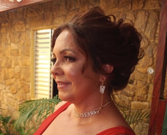 Mulher Com penteado elegante.