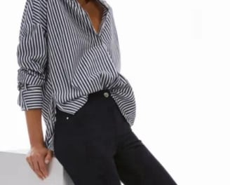 Une femme qui porte une chemise rayée